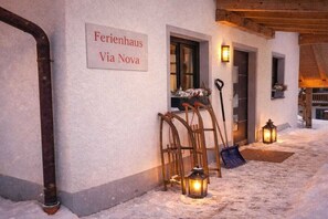A snow-covered pathway leading to a building with a sign reading 'Ferienhaus Via Nova.' - Holiday home ViaNova (Mauth)