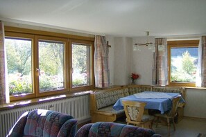 A room with a dining table, a bench, and a radiator. - Holiday home with 1 bedroom (Eisenbach-Schollach)