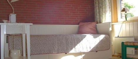 Iron/ironing board, WiFi (free)