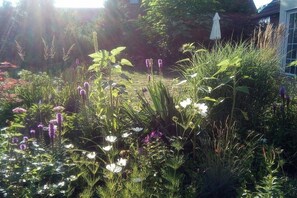 A garden with various plants and flowers. - Holiday apartment with 2 bedrooms (Oberkrämer)