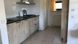 Coffee/tea maker, fridge, oven, stovetop