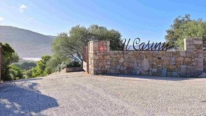 A stone wall with a sign that reads 'Villa Casini' and a gate. - Holiday home apartment with 2 bedrooms on the beach (Piana)