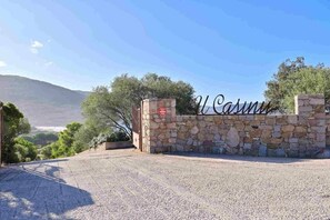 Un muro de piedra con un letrero que dice 'Villa Casini' y una verja.