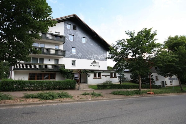 A two-story building with a sign indicating it is a residence. - Holiday apartment in the Harz Mountains with 1 bedroom (Braunlage)