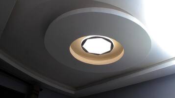 Teto com um domo circular.