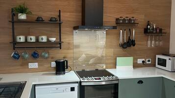 Coffee/tea maker, fridge, microwave, oven