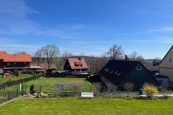 Een woonwijk met huizen, een verzorgd gazon en een heldere lucht.