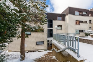 Un immeuble résidentiel à plusieurs étages, doté d’un balcon et d’un escalier.