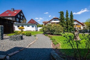 Un quartier résidentiel avec des maisons, un chemin de gravier et une pelouse bien entretenue.