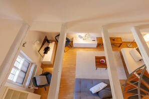 Ein modernes Wohnzimmer mit einer Couch, einem Couchtisch und einem Essbereich mit Tisch und Stühlen.