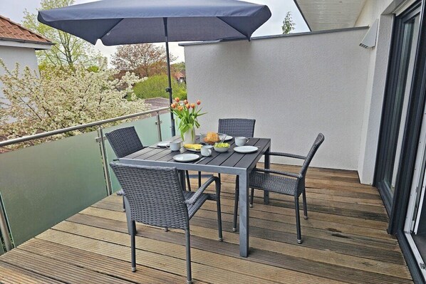 Outdoor dining - Holiday apartment with 3 bedrooms (Dangast)
