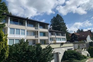 A multi-story residential building with balconies, a flat roof, and a clear sky. - Holiday apartment with 3 bedrooms (Braunlage)