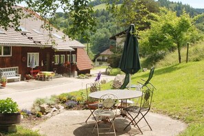 Outdoor dining - Holiday apartment with 1 bedroom (Kleines Wiesental - Neuenweg)