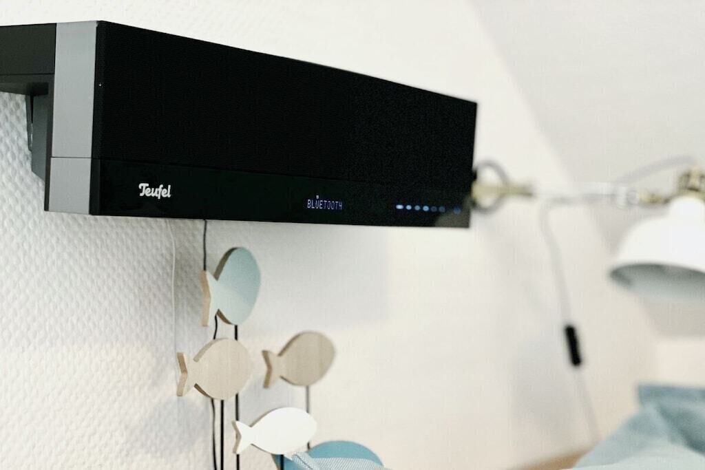 Ein Teufel Bluetooth-Lautsprecher an einer Wand befestigt.