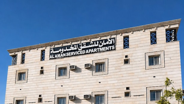 Ein mehrstöckiges Gebäude mit einem Schild, das es als Serviced Apartments kennzeichnet.