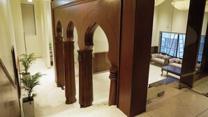 Un interior moderno con un arco de madera que conduce a una zona de estar.