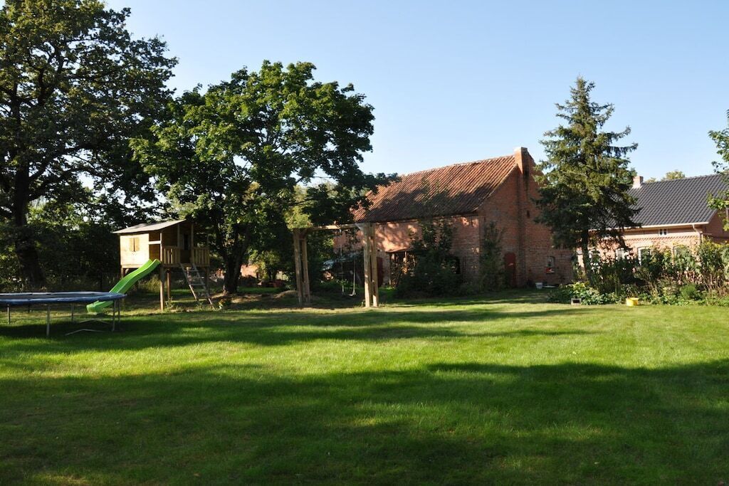 Ein Wohnhaus mit Rasen und Spielplatz.