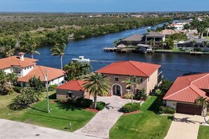 Un quartier résidentiel avec des maisons, une rivière et un bateau.