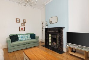 Living area - New! Charming 1BR Maisonette | Alexandra Park (Greater London)