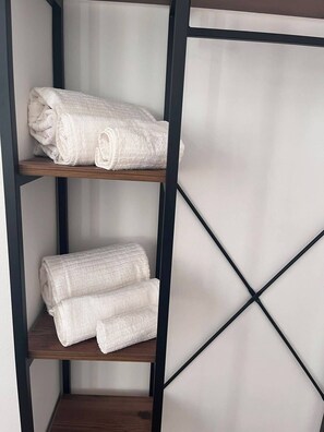 A shelf with folded towels. - AGP Murta Maria Olbia Vacation Home (Sardegna)