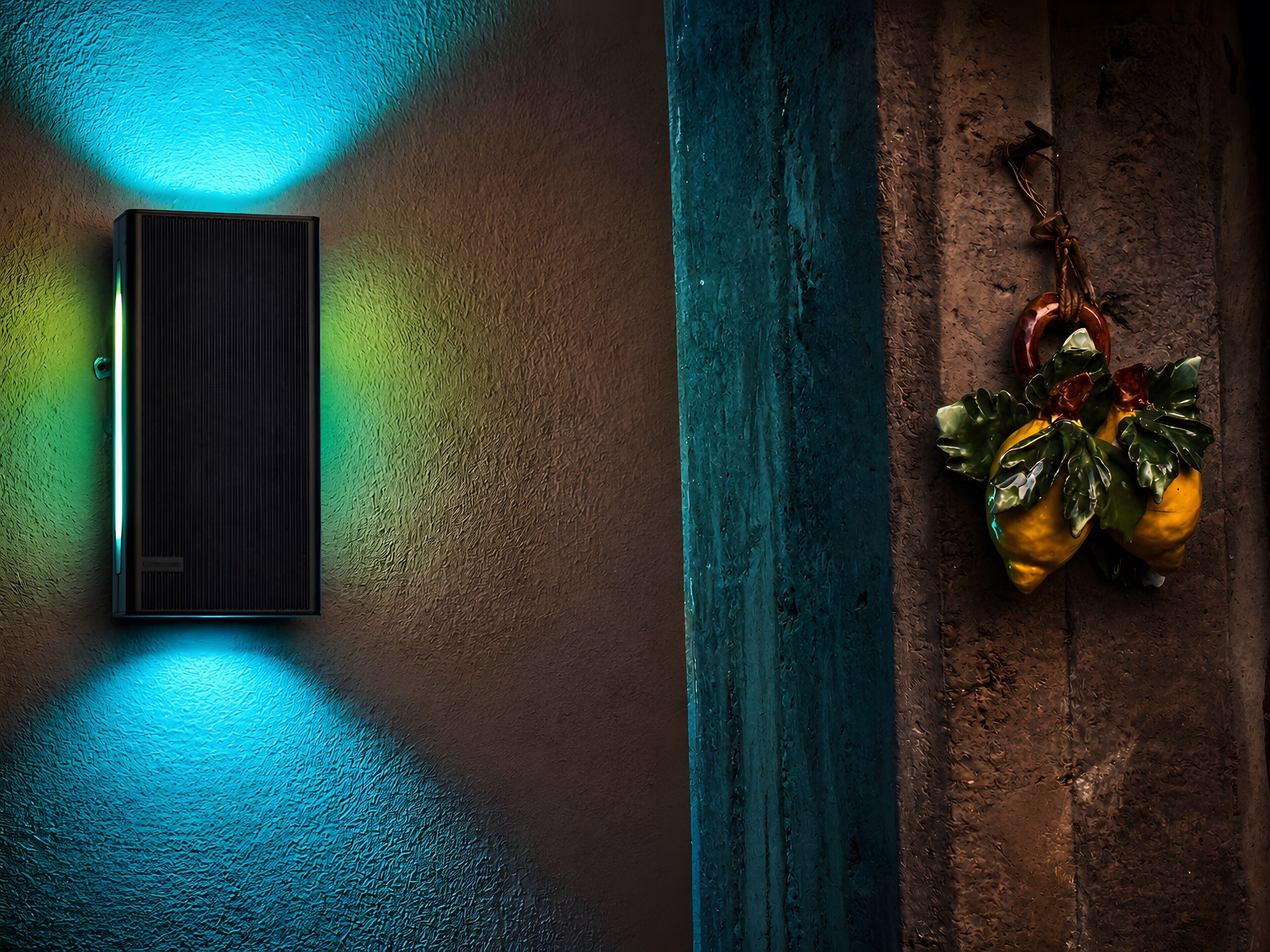 Un climatiseur mural fixé au mur, avec un mur à texture et une plante décorative.