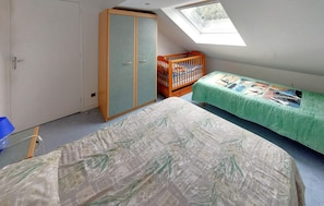 A bedroom with a bunk bed, a wardrobe, and a skylight. - Nice home in Cancale with WiFi (Cancale)