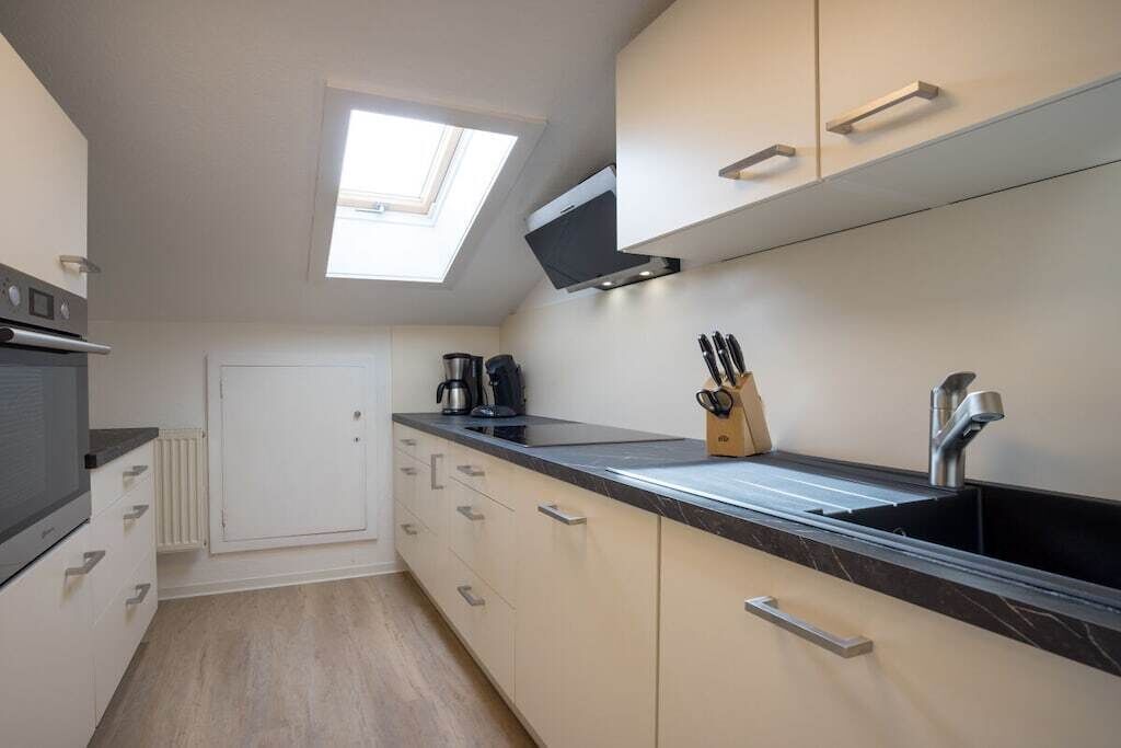 Coffee/tea maker, fridge, oven, stovetop