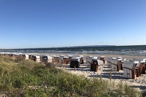 A beach with rows of beach huts and the ocean in the background. - Anchorage - Binz Stars (Ostseebad Binz)