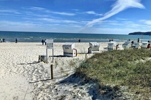 A beach with numbered beach huts and a clear view of the sea. - Anchorage - Binz Stars (Ostseebad Binz)