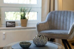 A room with a window, a chair, and two decorative bowls on a table. - Anchorage - Binz Stars (Ostseebad Binz)