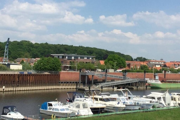 A marina with boats docked, a bridge, and buildings in the background. - Holiday apartment in Boizenburg with sauna (Boizenburg)