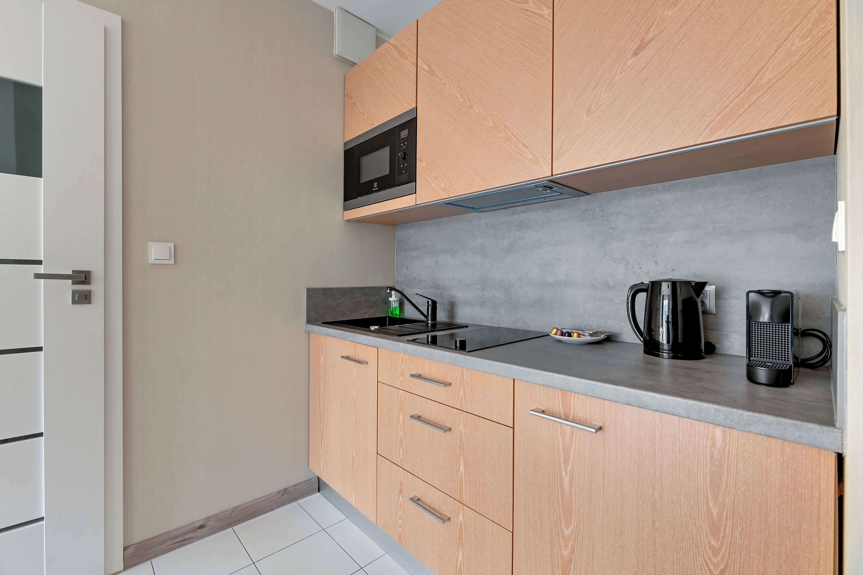 Coffee/tea maker, fridge, microwave, stovetop