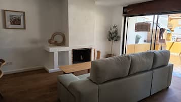 Una televisión, una chimenea, una mesa de tenis de mesa