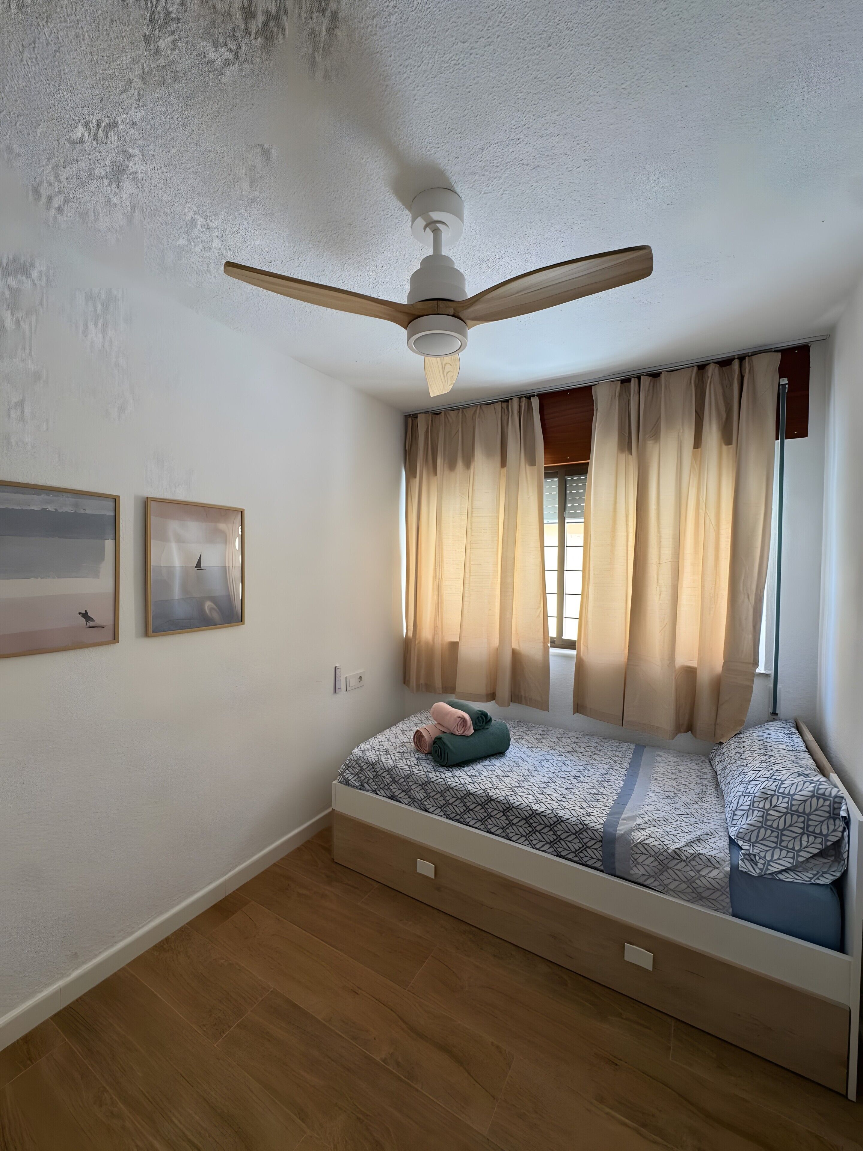 2 habitaciones, tabla de planchar con plancha, wifi y ropa de cama 