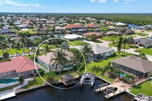 Un quartier résidentiel comprenant des maisons, un port de plaisance et une étendue d’eau.