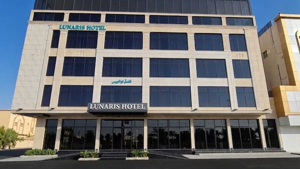 Een hotel met meerdere verdiepingen, een modern gevelontwerp, grote ramen en een opvallende entree.