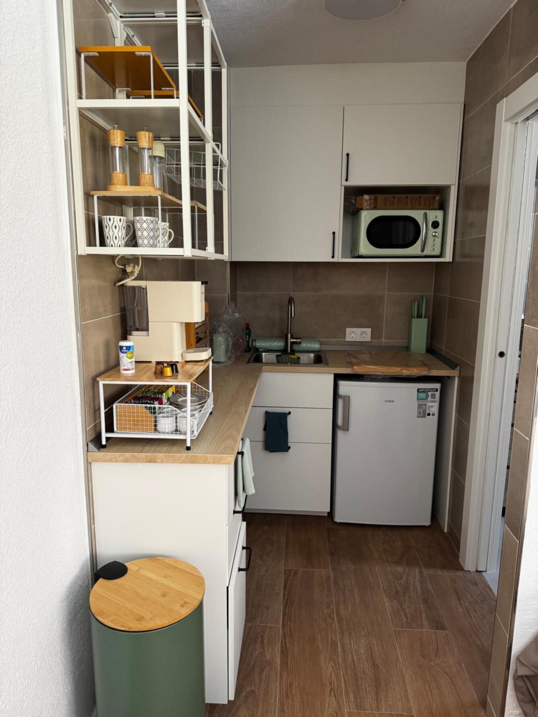 Cafetera o tetera, frigorífico, microondas y placa de cocina