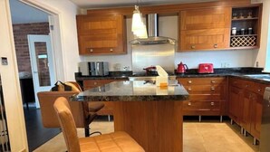 Private kitchen - Large & Cozy Private Detached Chalet with a Movie Theater (Rainham)