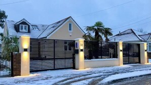 Exterior - Large & Cozy Private Detached Chalet with a Movie Theater (Rainham)