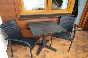 A patio area with a table and two chairs. - Holiday apartment with 1 bedroom (Titisee- Neustadt)