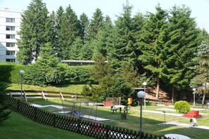 A park with a playground, benches, and a fence. - Holiday apartment with 2 bedrooms (Goslar\/Hahnenklee)