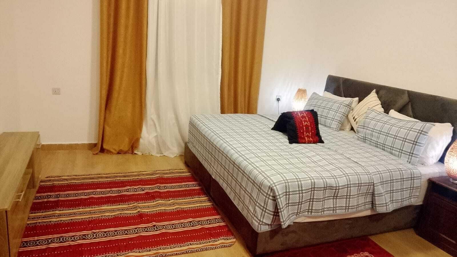 1 slaapkamer, een strijkplank/strijkijzer, wifi, beddengoed