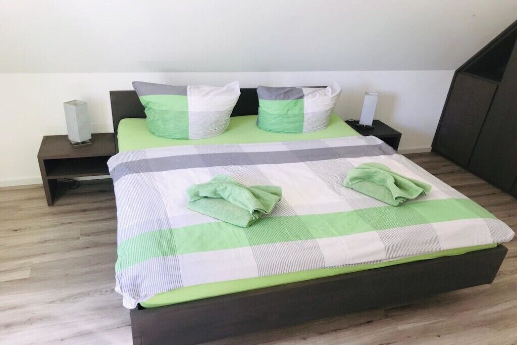 Iron/ironing board, travel cot, free WiFi