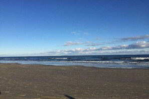Een strand met heldere lucht en oceaan.