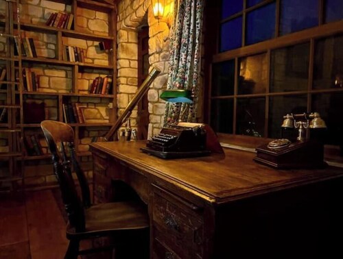 Fantasy Retreat Cosy Cabin with Cinema & Fireplace
