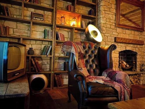 Fantasy Retreat Cosy Cabin with Cinema & Fireplace
