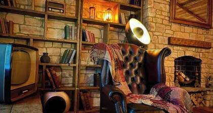 Fantasy Retreat Cosy Cabin with Cinema & Fireplace