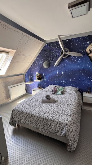 A bedroom with a starry night ceiling, a bed with a patterned bedspread, and a small shelf with decorative items. - Villa with a private spa and hammam between Honfleur and Deauville (Villerville)