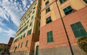 A multi-story building with a classic architectural style, featuring a mix of balconies and windows with shutters. - Gorgeous apartment in Camogli with WiFi (Camogli)