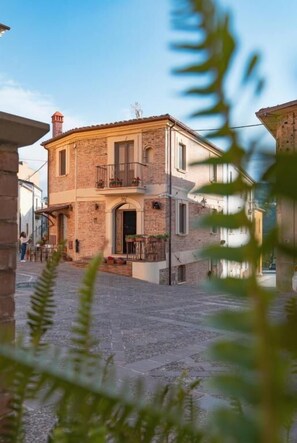 A two-story building with a balcony, a door, and a window. - CASA MADEO B&B (Macchia Albanese / San Demetrio Corone)